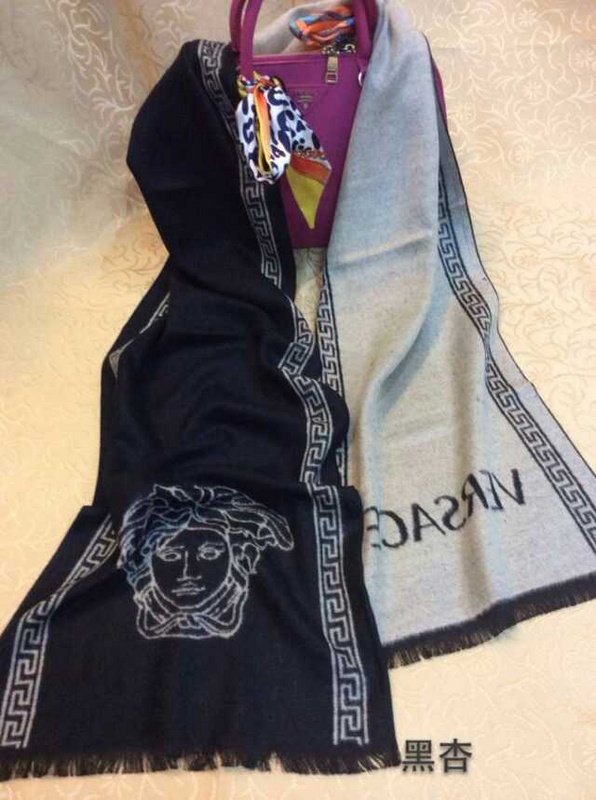 Echapres Versace